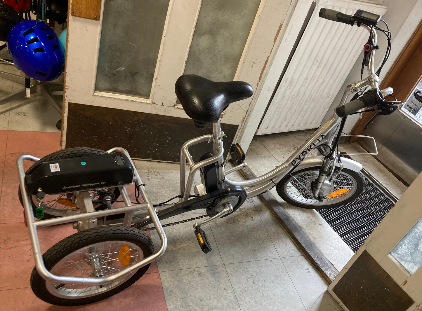 Pyrkijä, Hopea, kolmipyöräinen sähköpyörä, 3vaihteet, käsijarrut edessä/takana